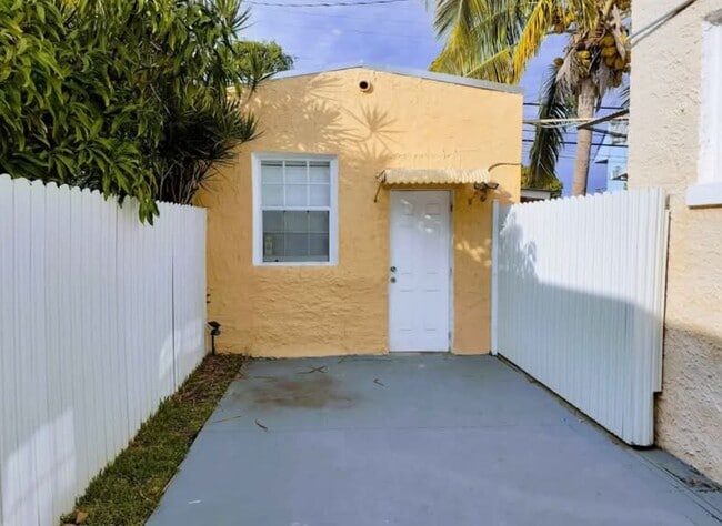 Building Photo - 2235 SW 16th Ter Unit Rear Studio