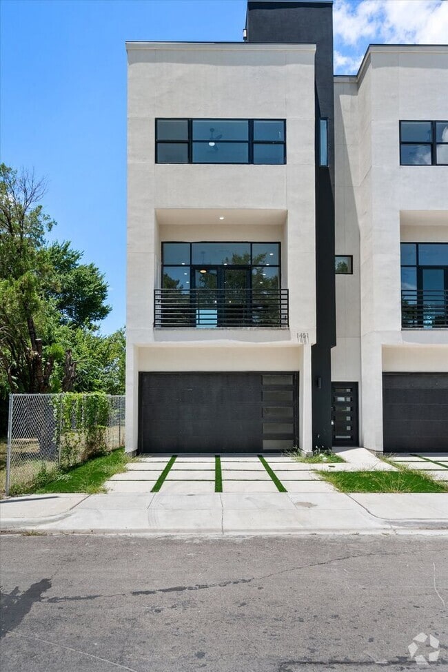 Building Photo - Spacious Townhouse in Dallas