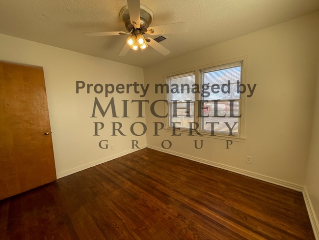 Photo - Spacious 2 bedroom 2 living areas 1 bath with a garage!