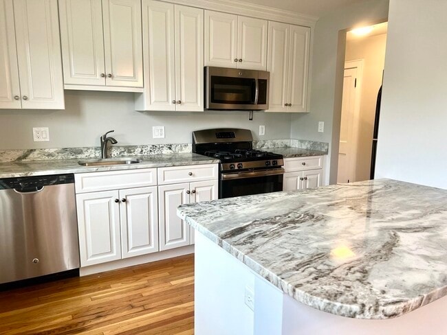 Building Photo - 98 Dean St Unit 2