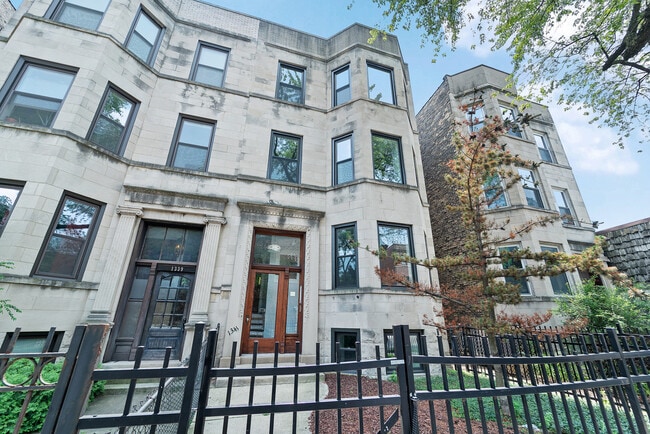 Building Photo - 1341 W Foster Ave Rental