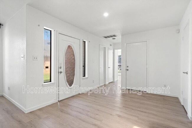 Photo - 1401 Landmark Ct