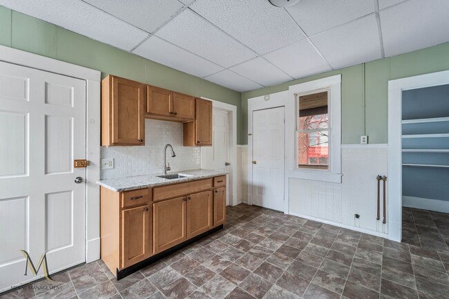 Photo - Bright & Spacious 3-Bed with Balcony and P... House