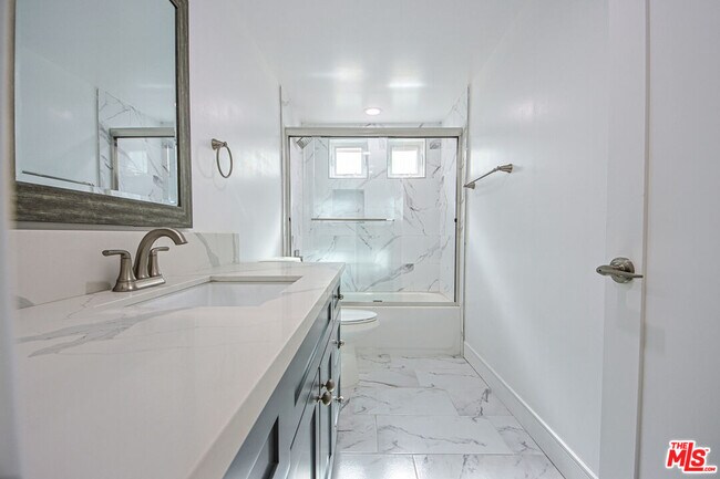 Photo - 10801 Kling St