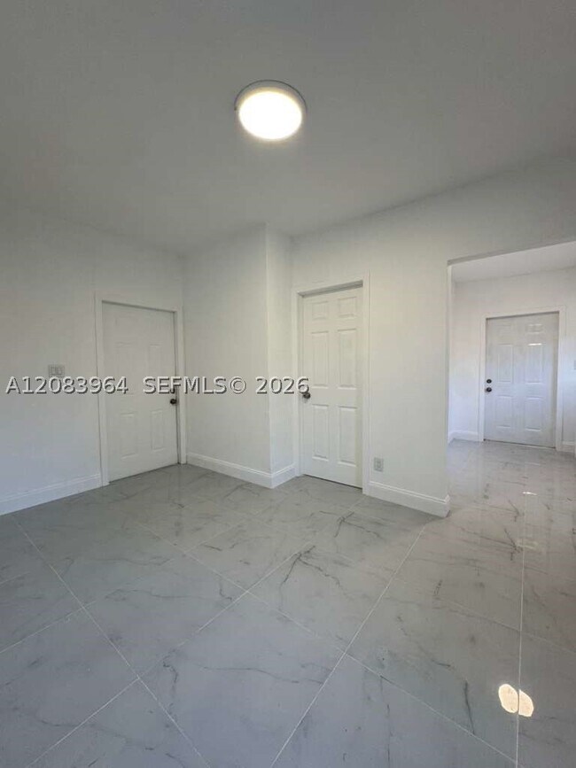 Building Photo - 731 SW 3rd St Unit 8