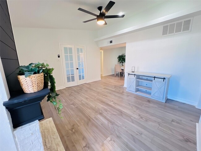 Building Photo - 2110 Wilcrest Dr Unit 235 Rental