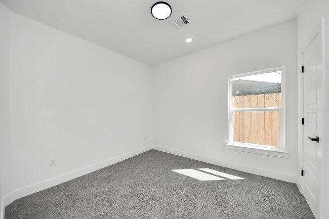 Photo - 8106 Locksley Rd