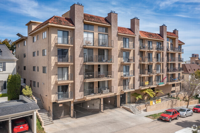 Building Exterior - 516 Glenrock Avenue Apartments