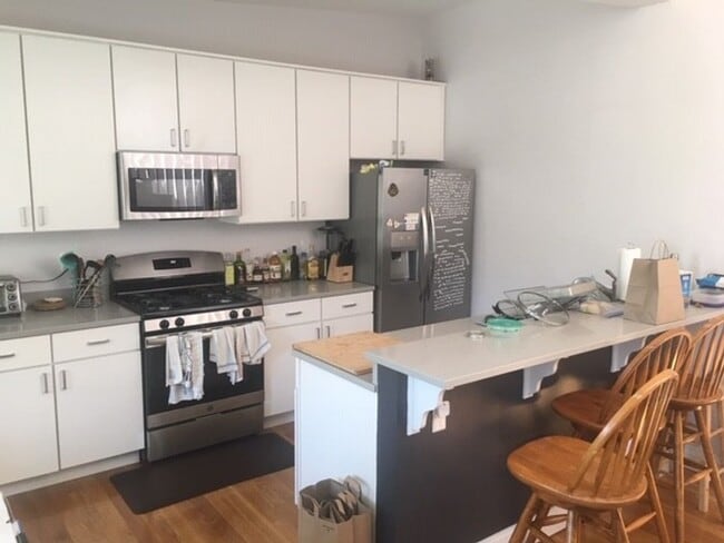 Building Photo - Beautiful Modern 4 bed unit with a rooftop deck!