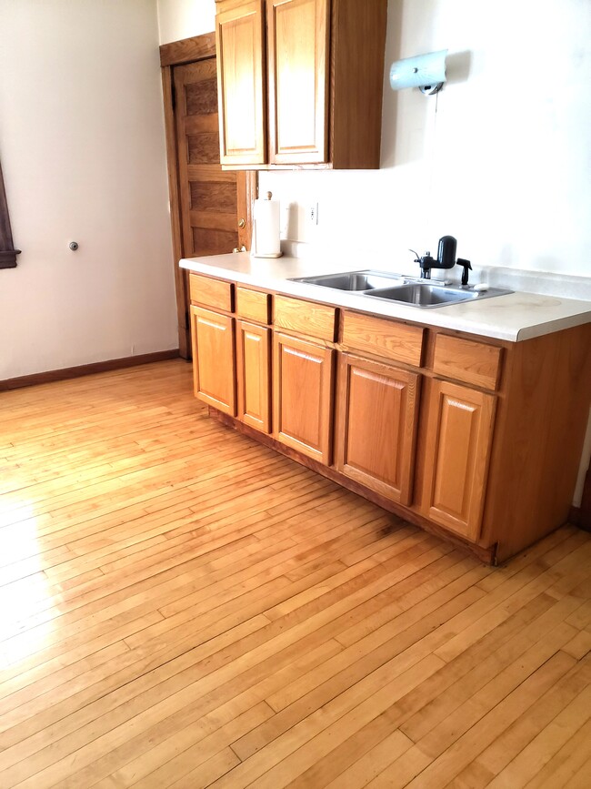 Kitchen with hardwood floors - 1027 14th Ave SE Unit #1