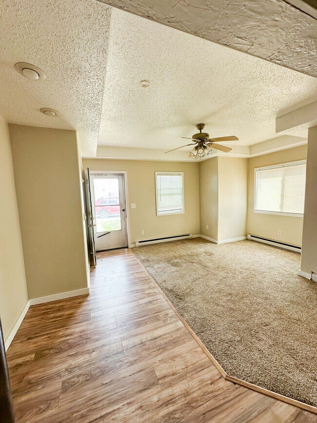 living area view from the kitchen - 717 Summit St Unidad 4