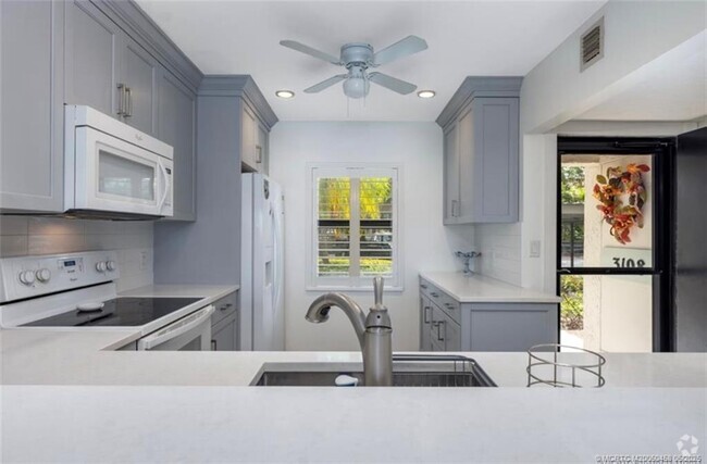 Building Photo - 1950 SW Palm City Rd Unit 3-3108 Rental