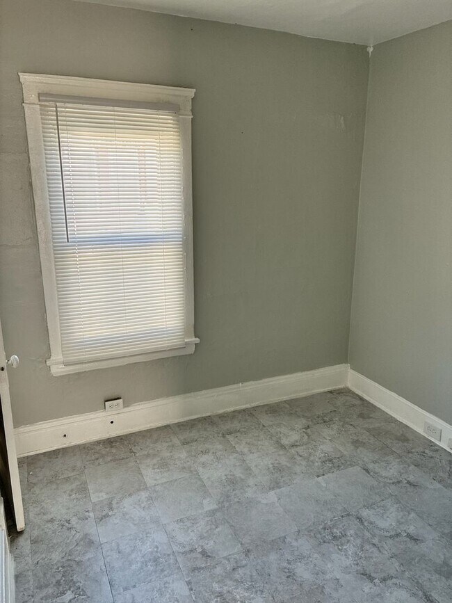 Photo - 1096 E 67th St Unit 3