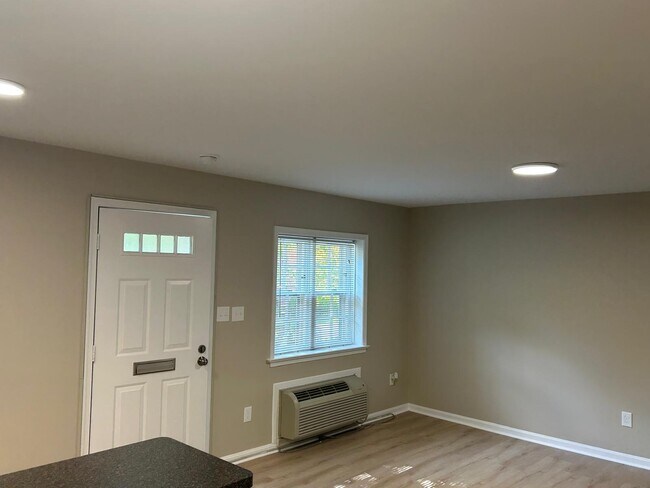 6654 Hillandale Rd Unidad 6654A - Studio