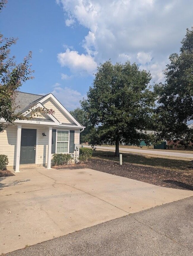 Photo - 708 Creekside Dr