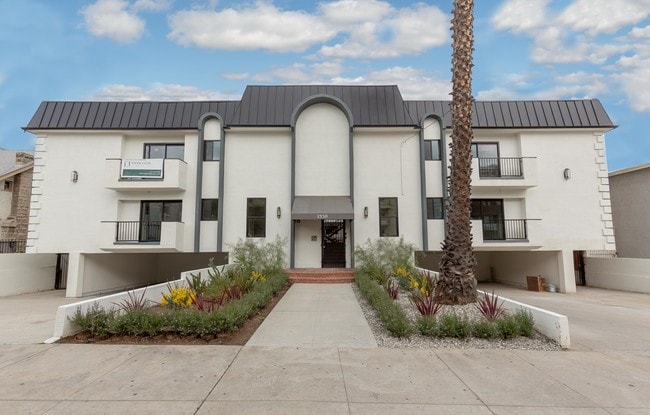 Photo - 1330 N Martel Ave