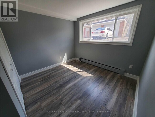 Photo - 19 Charlemagne Dr Unit Lower