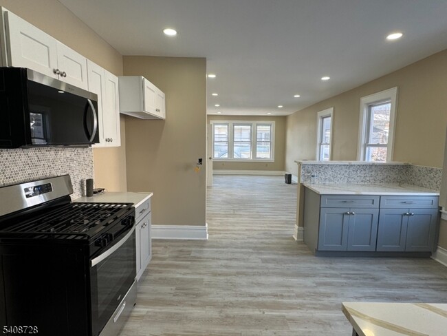 Building Photo - 56 Smith St