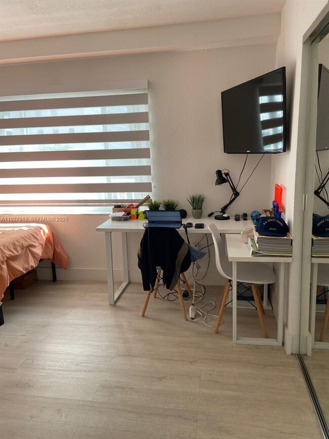 Photo - 677 NE 24th St Unidad 602