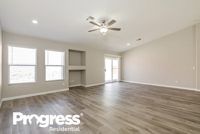 Photo - 1075 Silver Star St