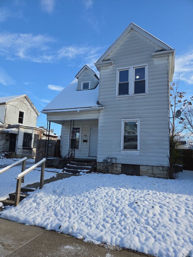 Building Photo - Quaint 3 bed 1.5 bath with detached garage close to everything