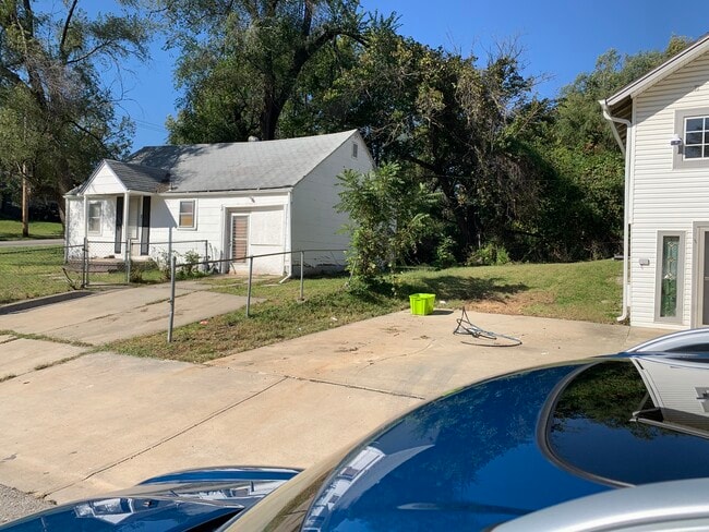 Left Side Yard - 3806 E 40th St Unit 3806 E 40th St