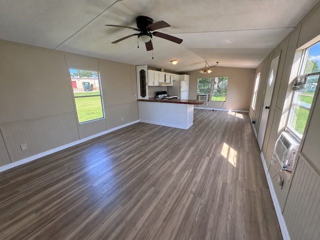 102 Lakewater Dr