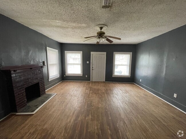 Building Photo - 4 Bedrooms Rental