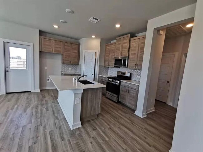 Photo - 118 Dedina Dr