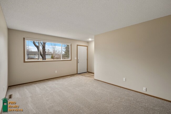 3 Bedroom House **Half Off May Rent with a... - 3 Bedroom House **Half Off May Rent with a...