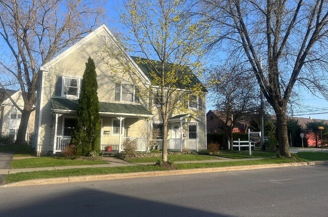 Casa llena - 2 S Franklin St