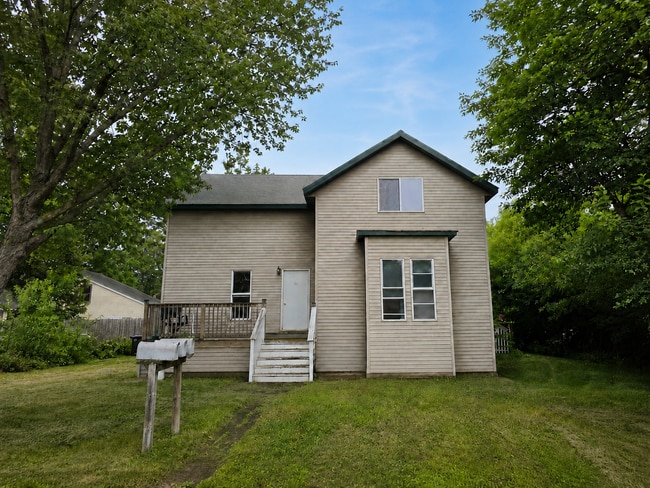 Building Photo - 1 Bedroom, 1 Bathroom with Off Street Parking - Available September 10th! Unit #1