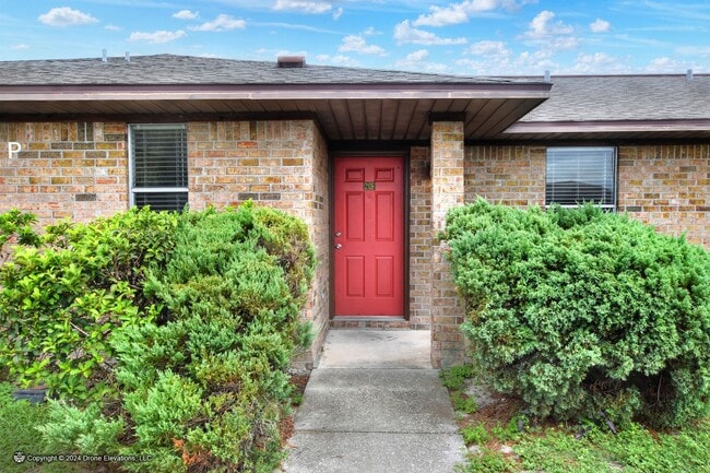 Building Photo - ***Cute 2 Bedroom Apartment in Eagle Lake*** Unit 2248