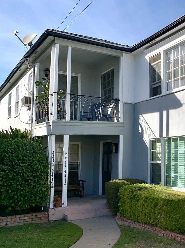 Top unit 2 bd/1 ba with private covered deck in a small 4 unit complex. - 4411 Ensign Ave Apartments