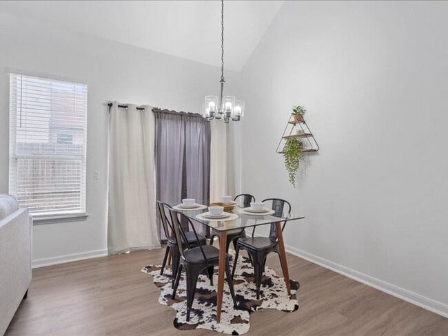 Photo - 5303 Edenbourgh Ln