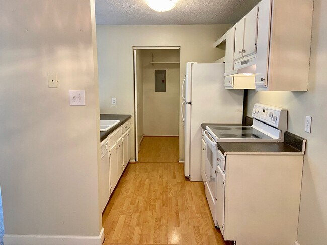 Photo - 2BD/1BA Condo in the Heart of Virginia Beach! Water Included!