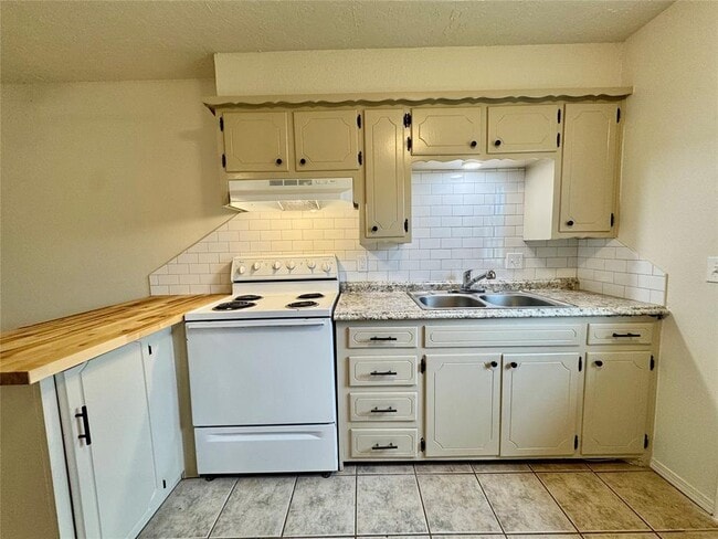 Photo - 419 E 3rd St