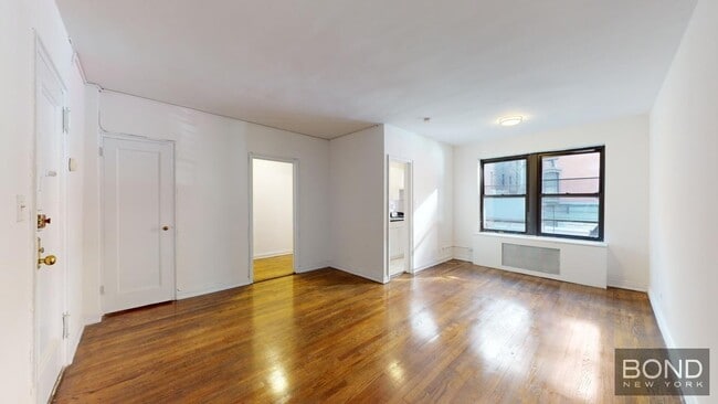Building Photo - 162 E 55th St Unit 2D Rental