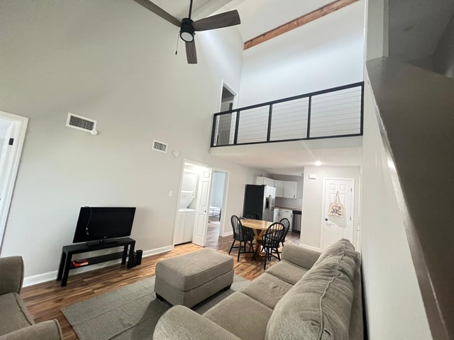 Building Photo - 515 37th Ave N