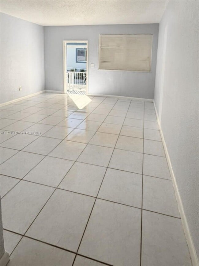 Building Photo - 3737 NW 20th Ave Unit 3737