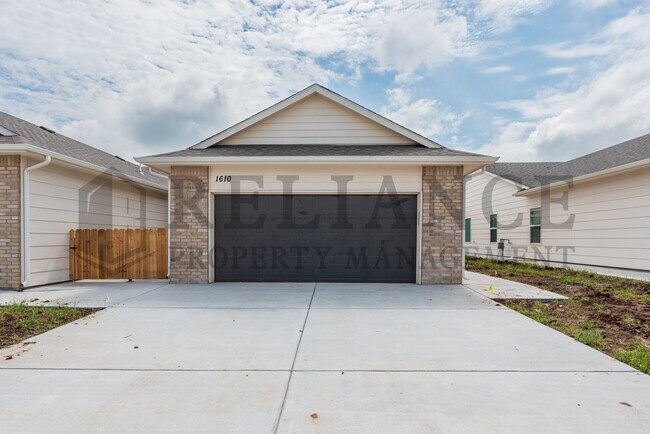Photo - 1608 S Limuel Cir