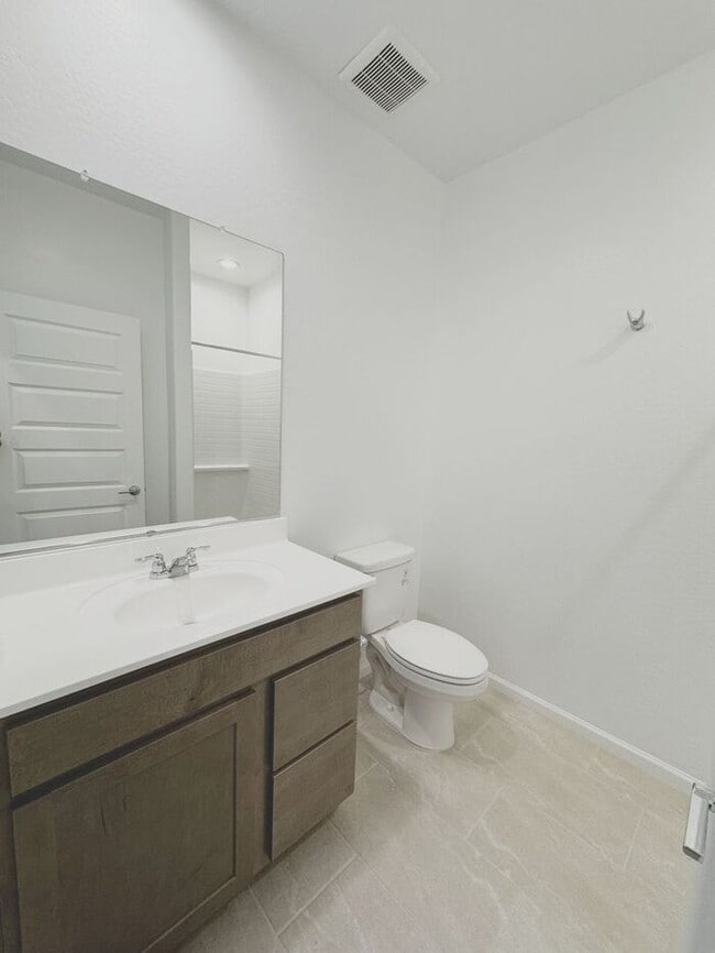 Photo - NEW 5 BEDROOM 3 BATHROOM HOME AVILABLE FOR RENT!