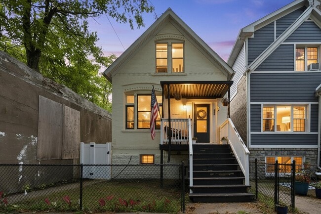 Photo - 437 W 44th Pl