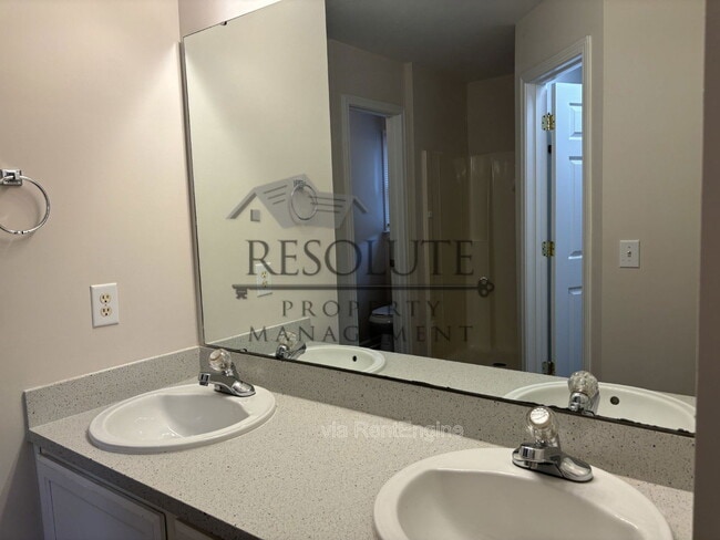 Photo - 928 Amersham Ln