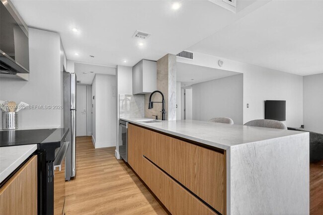 Photo - 2555 Collins Ave Unidad 1812