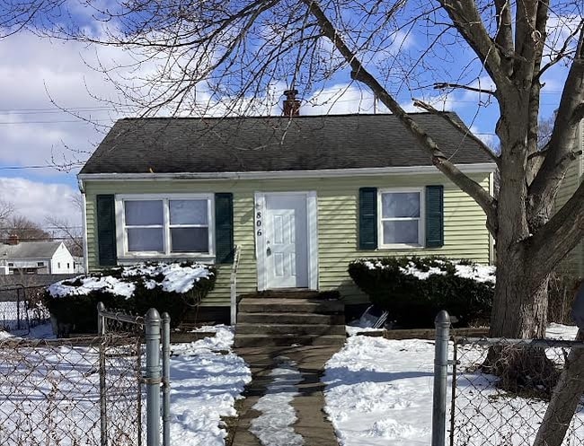 Building Photo - Adorable 2 Bedroom Home