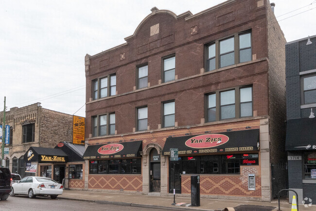 Building Photo - 3712 N Clark St Rental