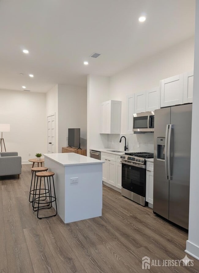 Photo - 581 Middlesex Ave Unit 304