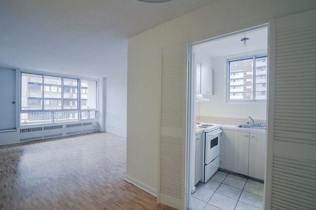 Building Photo - 1975 Maisonneuve Blvd W Unit 307
