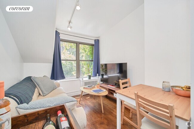 Building Photo - 226 W 13th St Rental